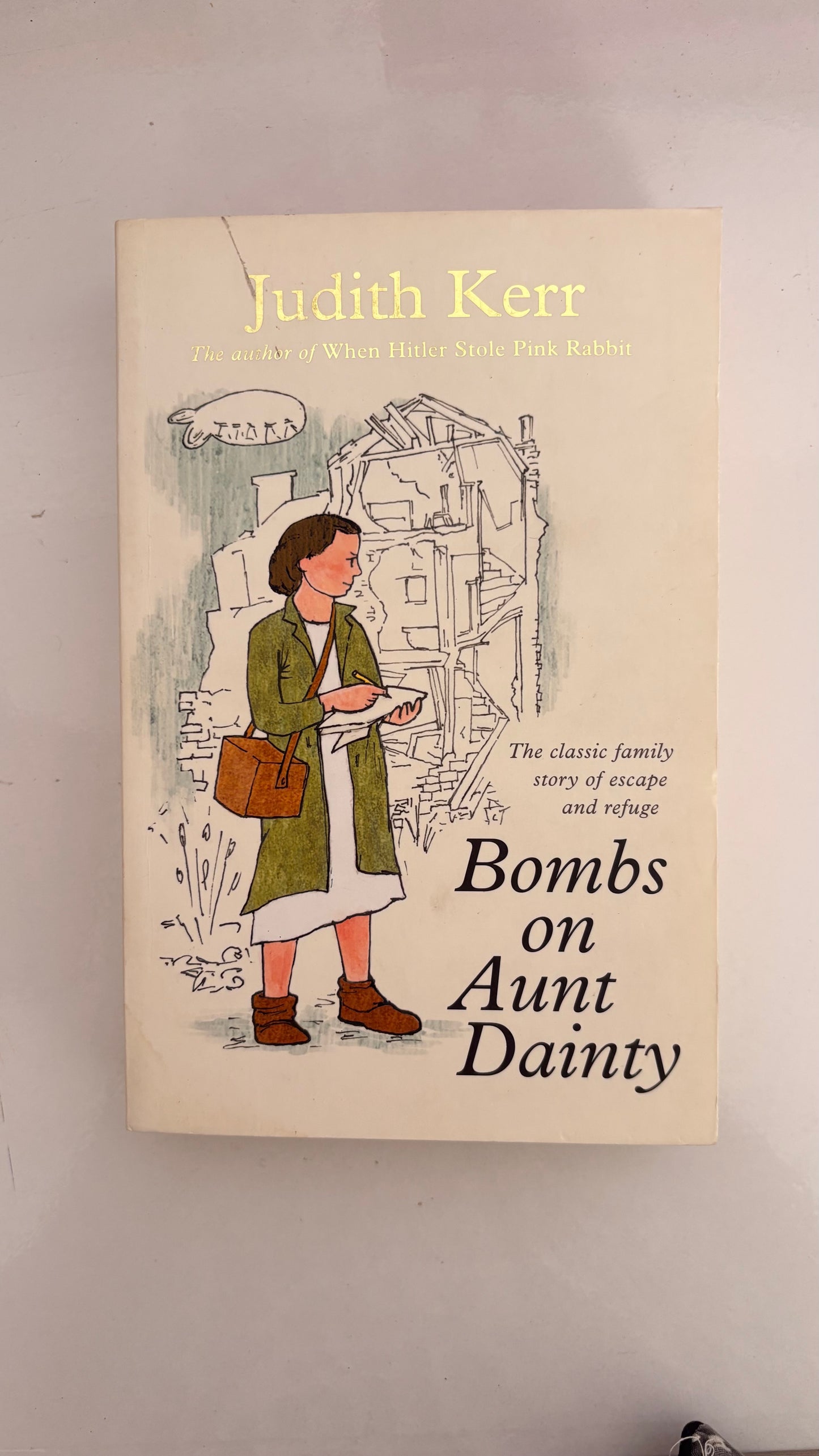 Bombs on aunt dainty by Judith Kerr (Paperback)