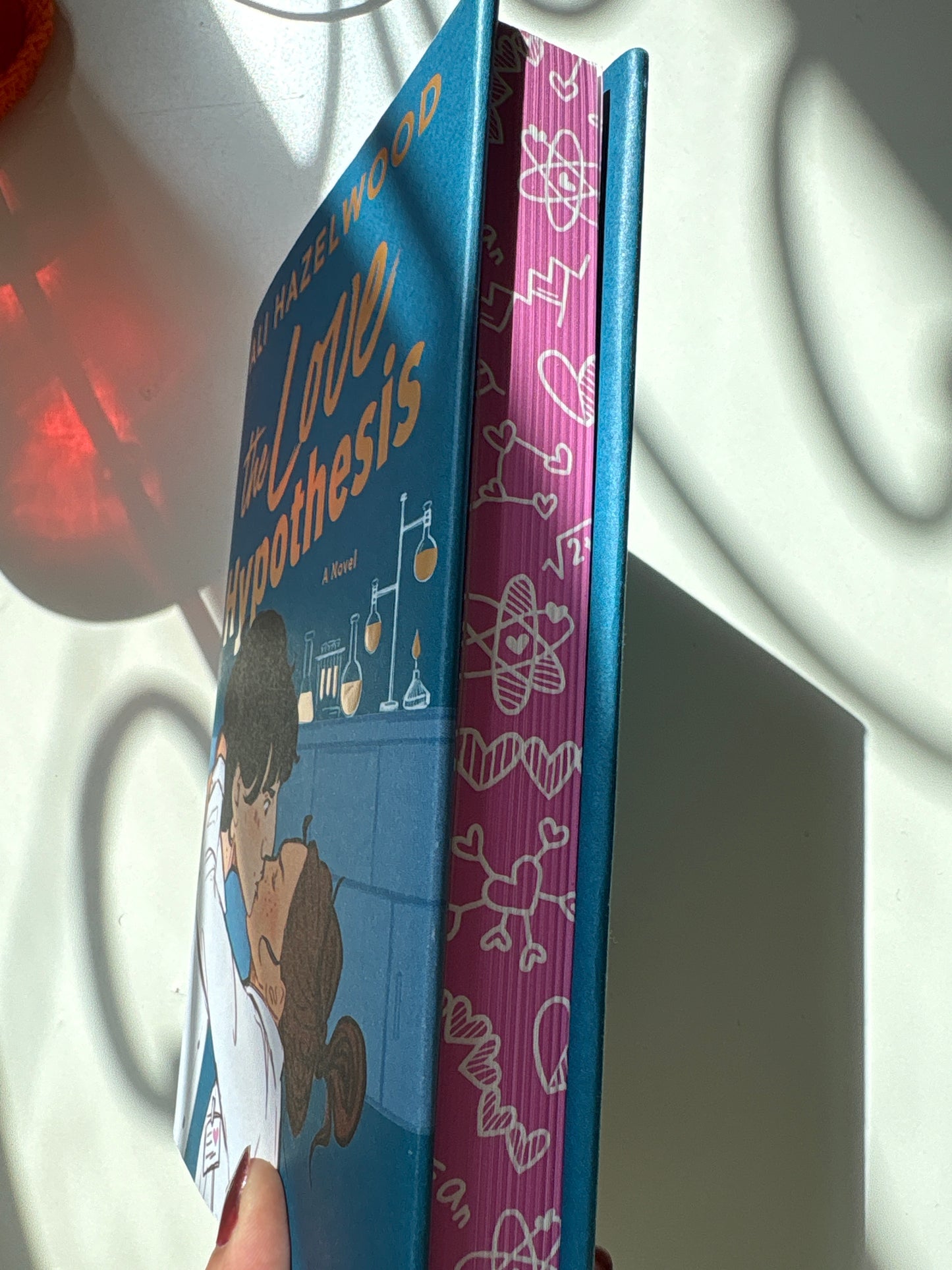 Deluxe edition: The Love Hypothesis by Ali Hazelwood (Hardcover)