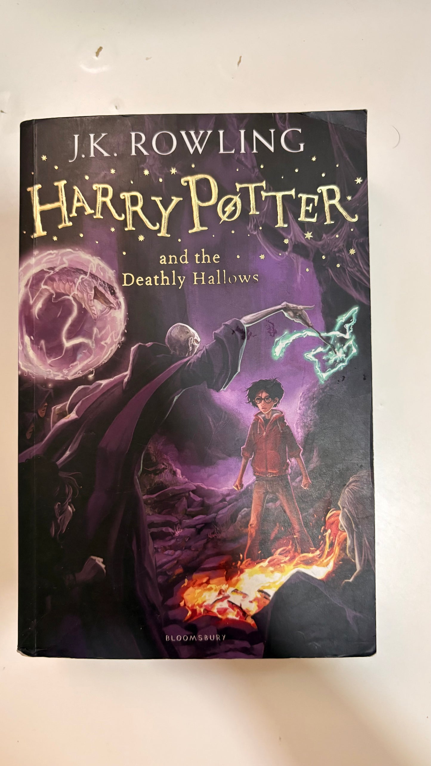 Harry Potter and the deadly hallows by J.K. Rowling (Paperback)