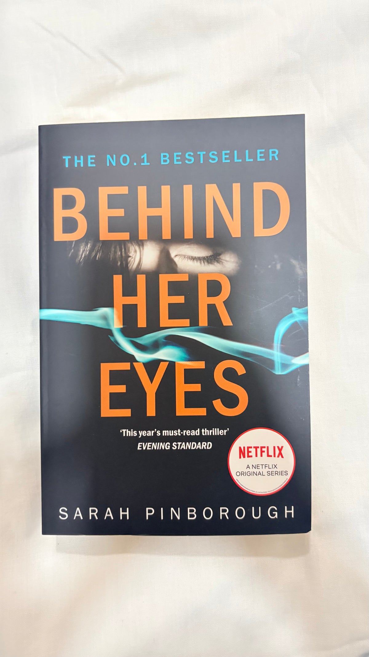 Behind her eyes by Sarah Pinborough (Paperback)