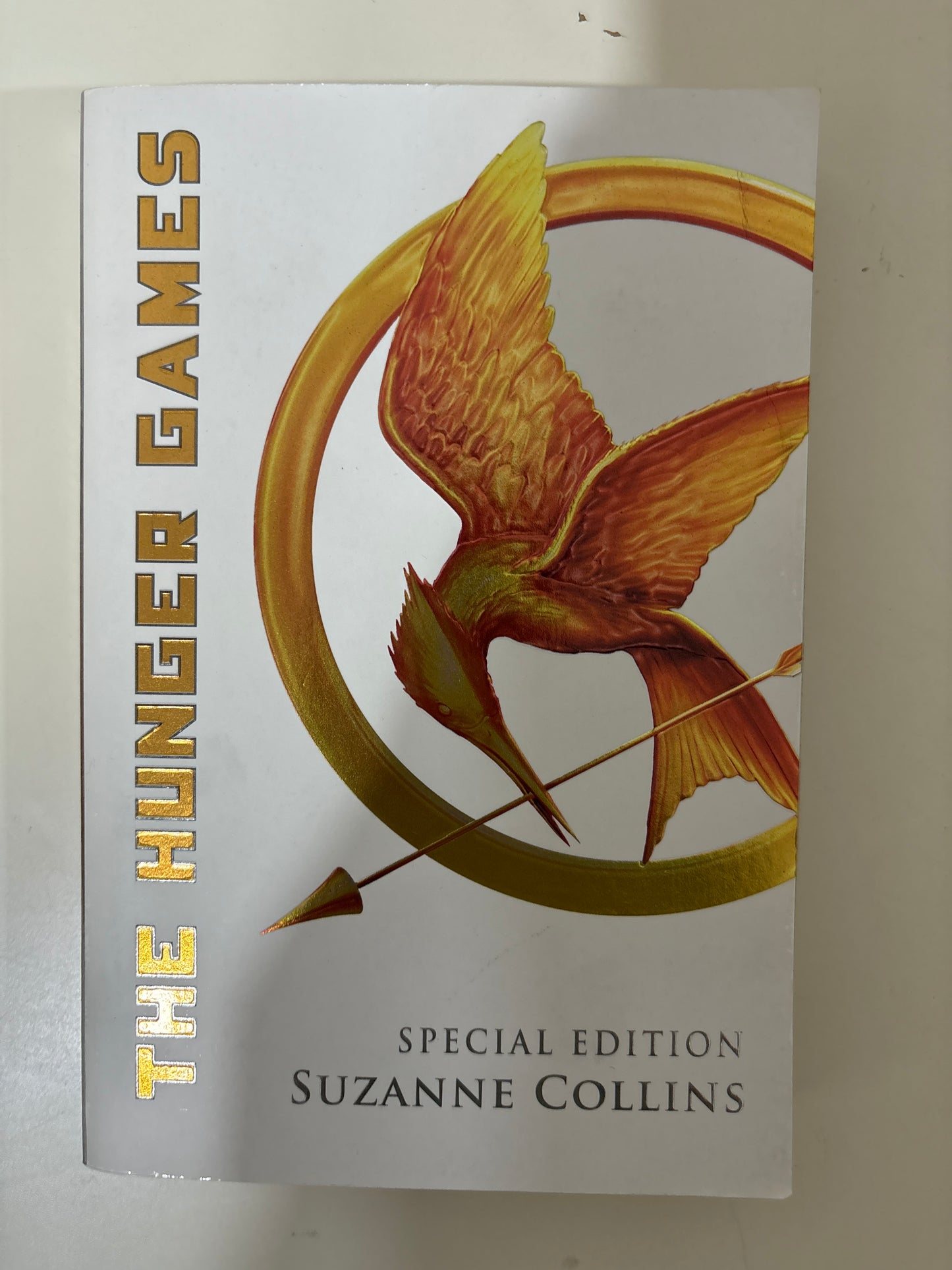 The hunger games by Suzanne Collins (Paperback)