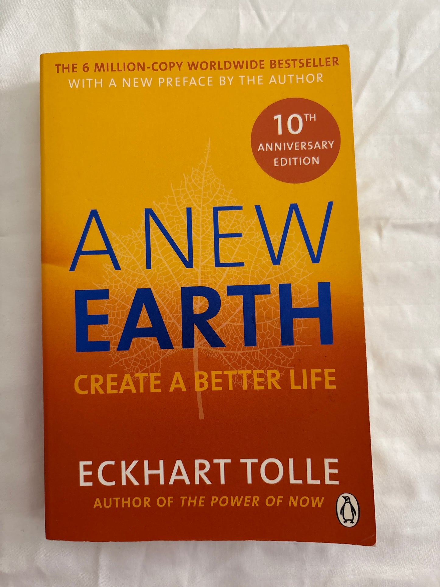 A New Earth by Eckhart Tolle (Paperback)