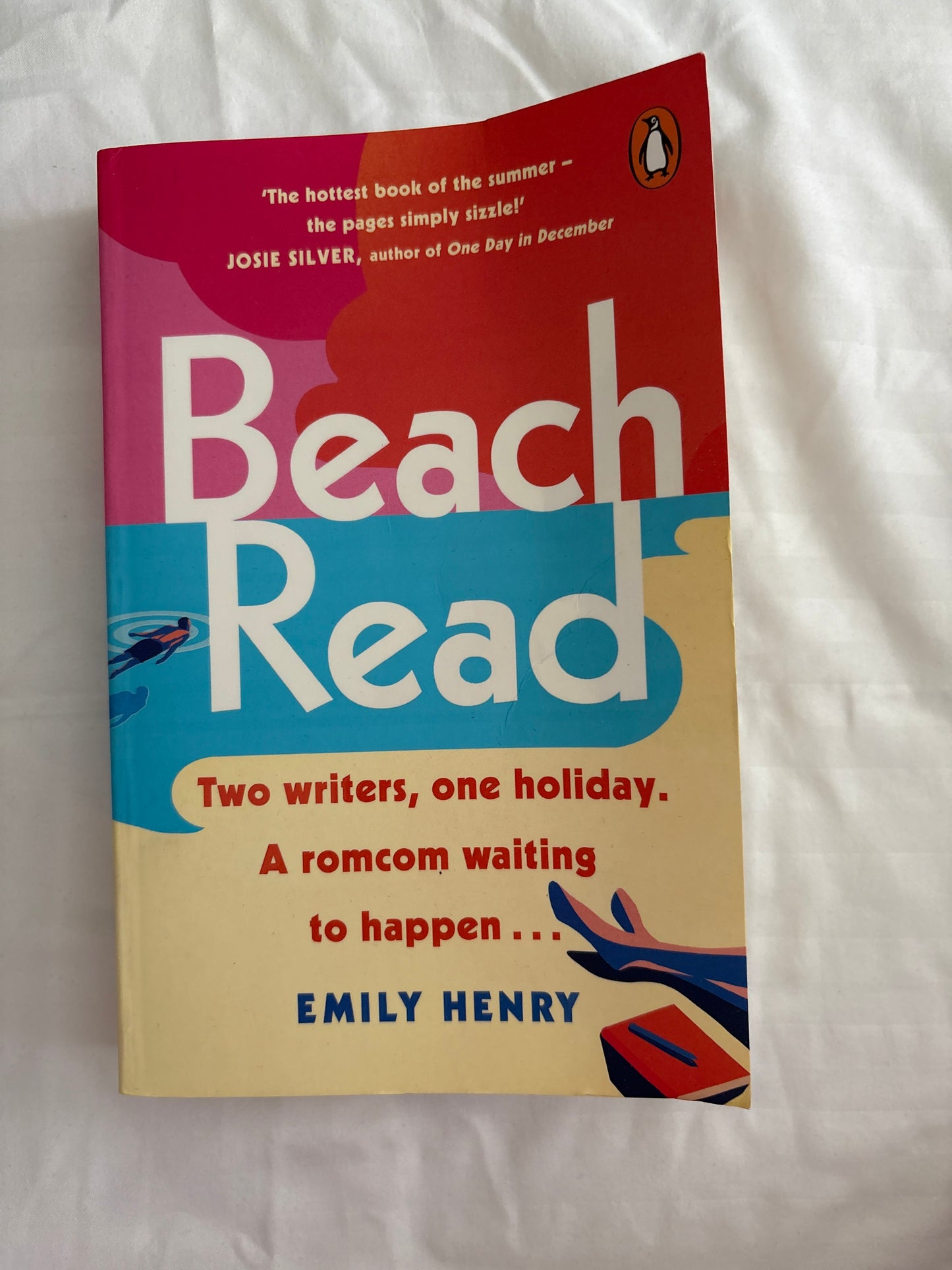 Beach read by Emily Henry (Paperback)