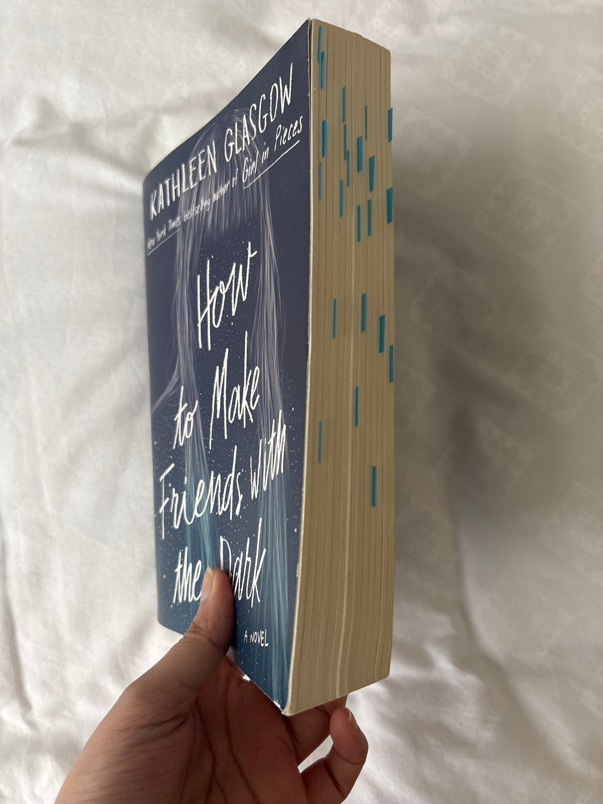 How to make friends with the dark by Kathleen Glasgow (Paperback)