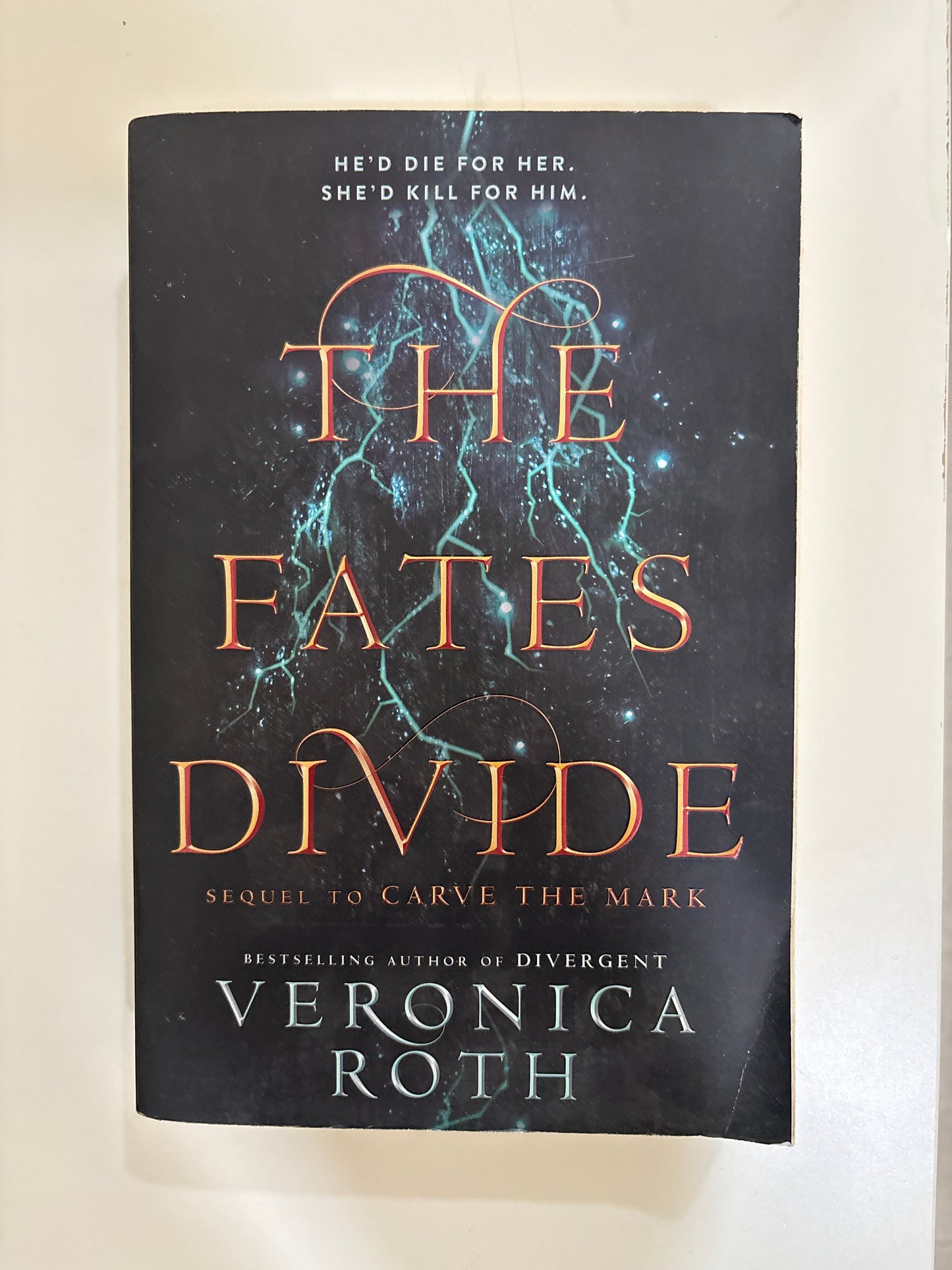 The fates divide by Veronica Roth (Paperback)