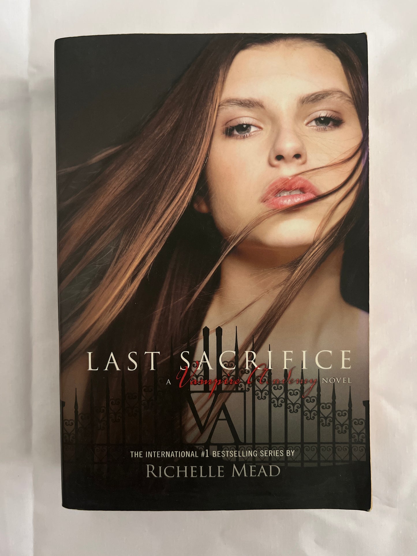 A Vampire Academy : Last Sacrifice by Richelle Mead (Paperback)