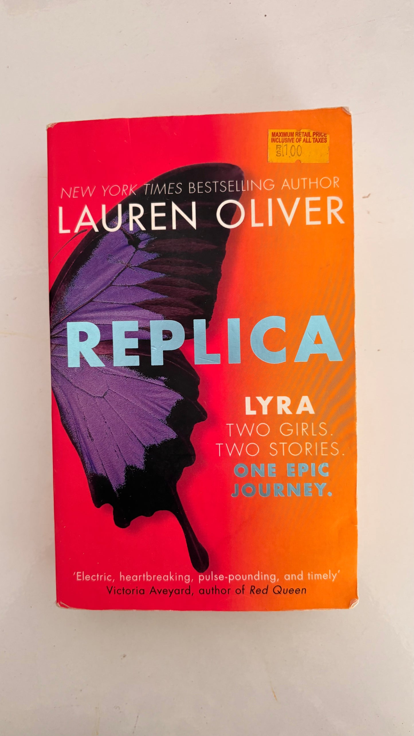 Replica by Lauren Oliver (Paperback)
