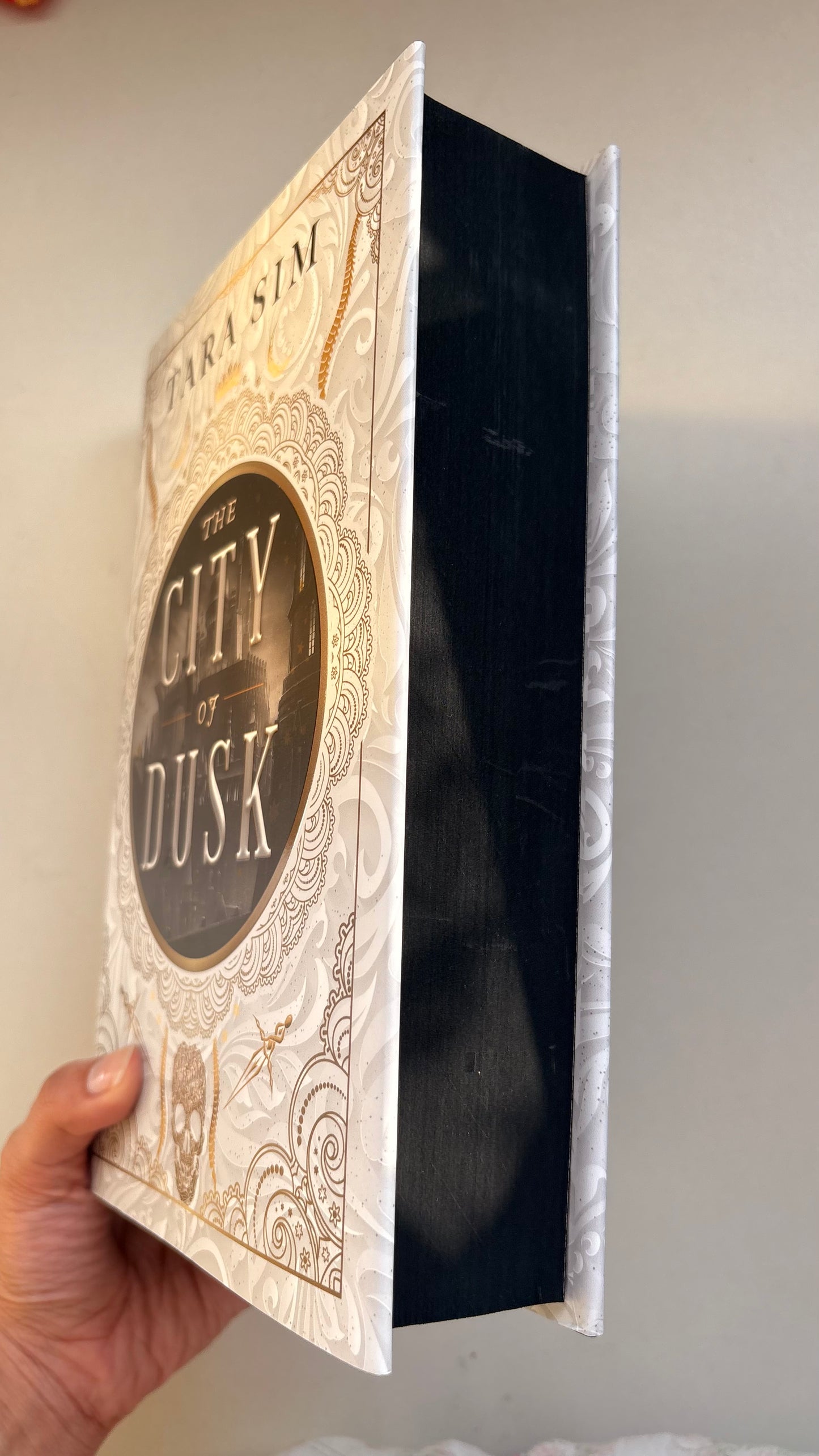 Illumicrate : The city of dusk by Tara Sim (Hardcover)