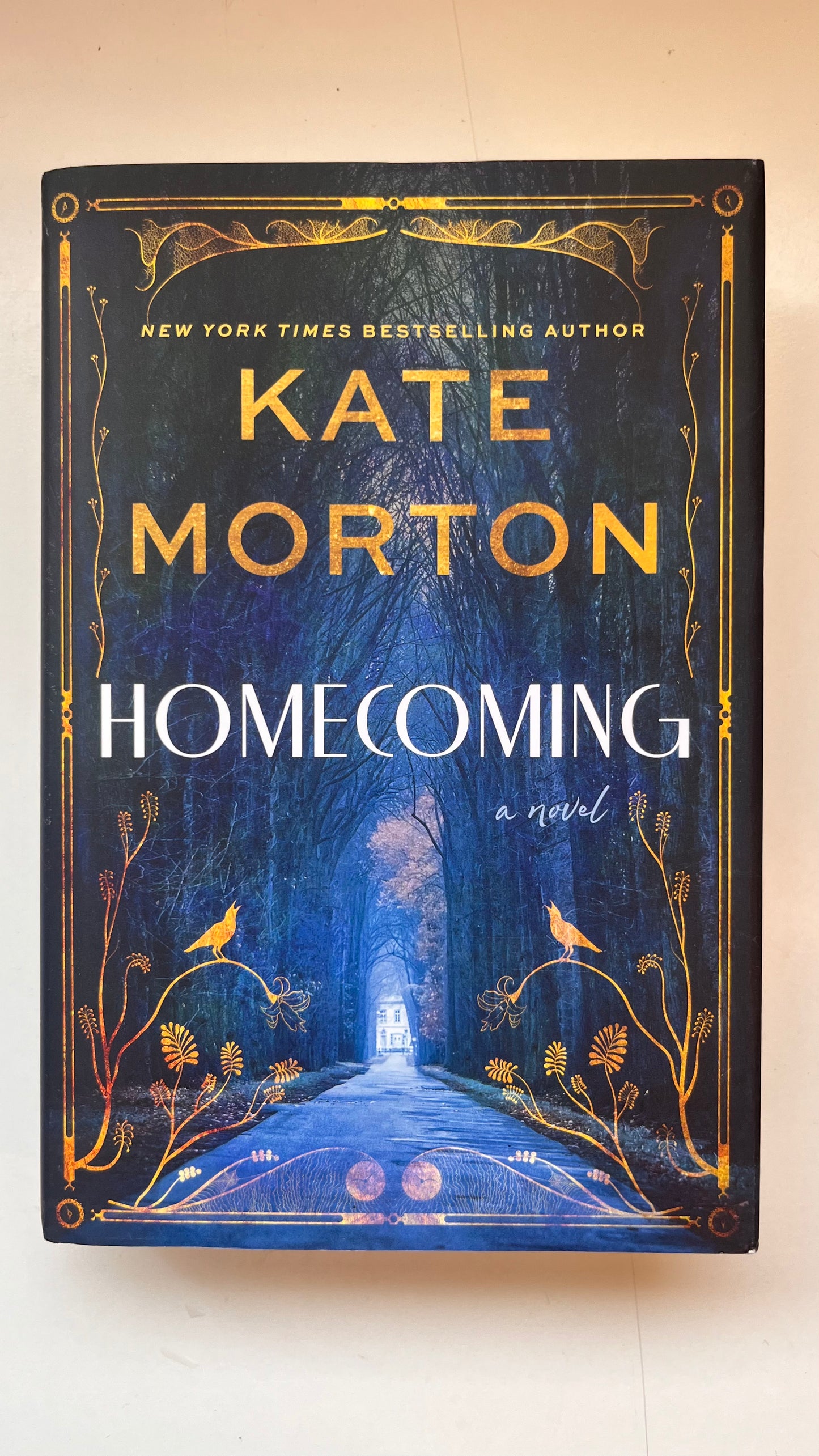 Book cover of 'Homecoming' by Kate Morton on a white background