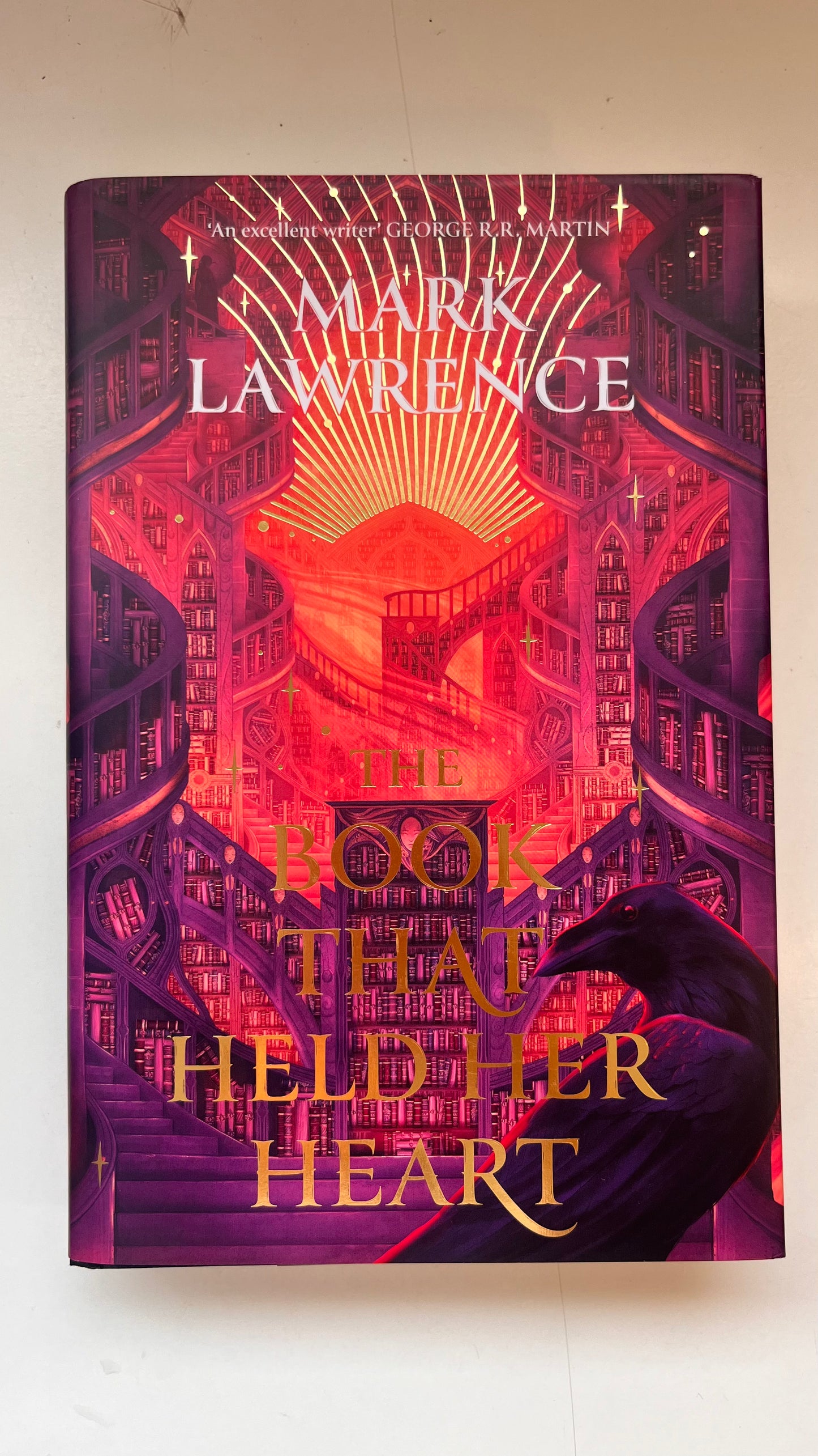 Book cover of 'The Book That Held Her Heart' by Mark Lawrence on a white background