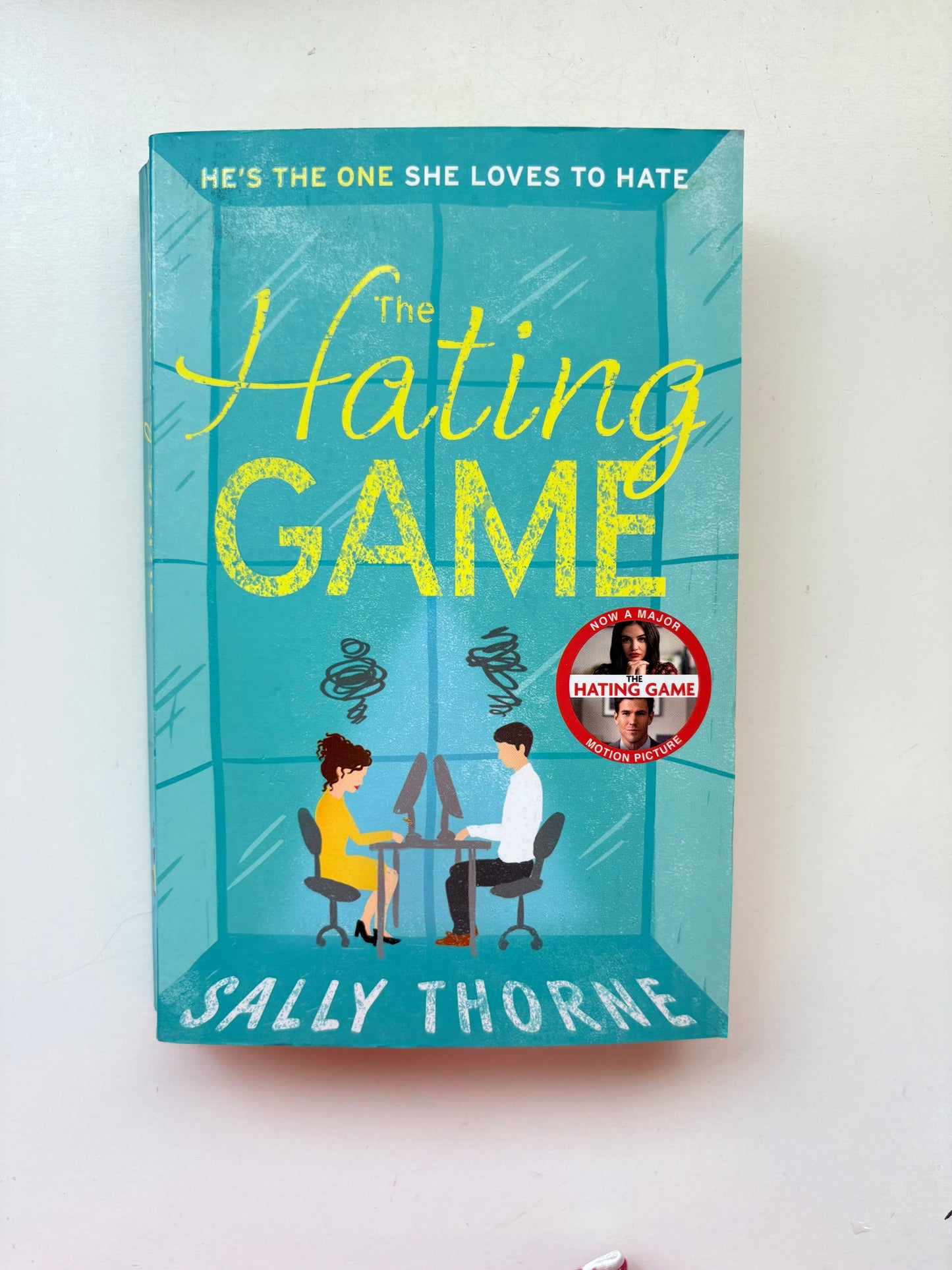 Book cover of 'The Hating Game' by Sally Thorne on a white background