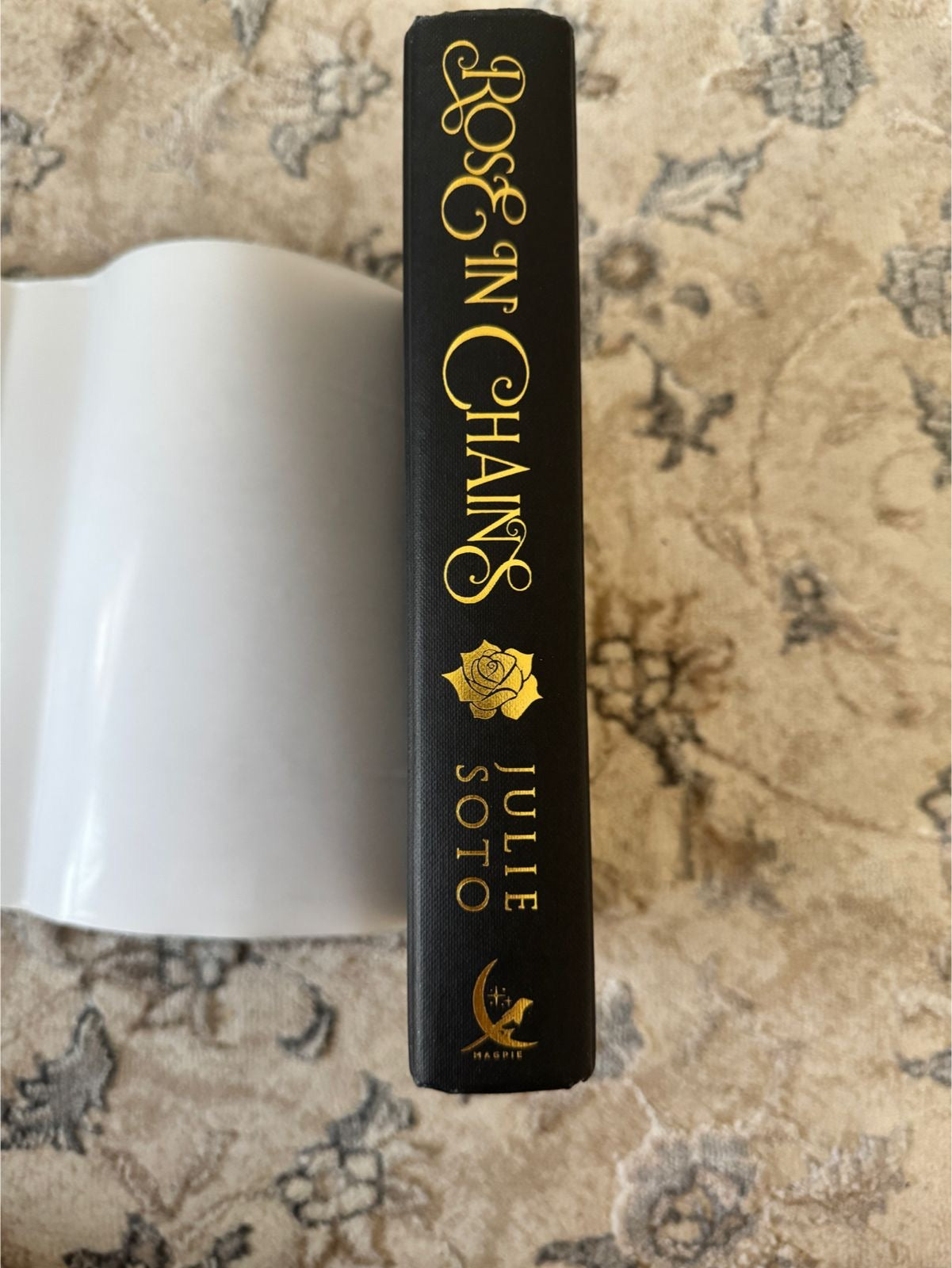 Rose in chains by Julie Soto (Hardcover)
