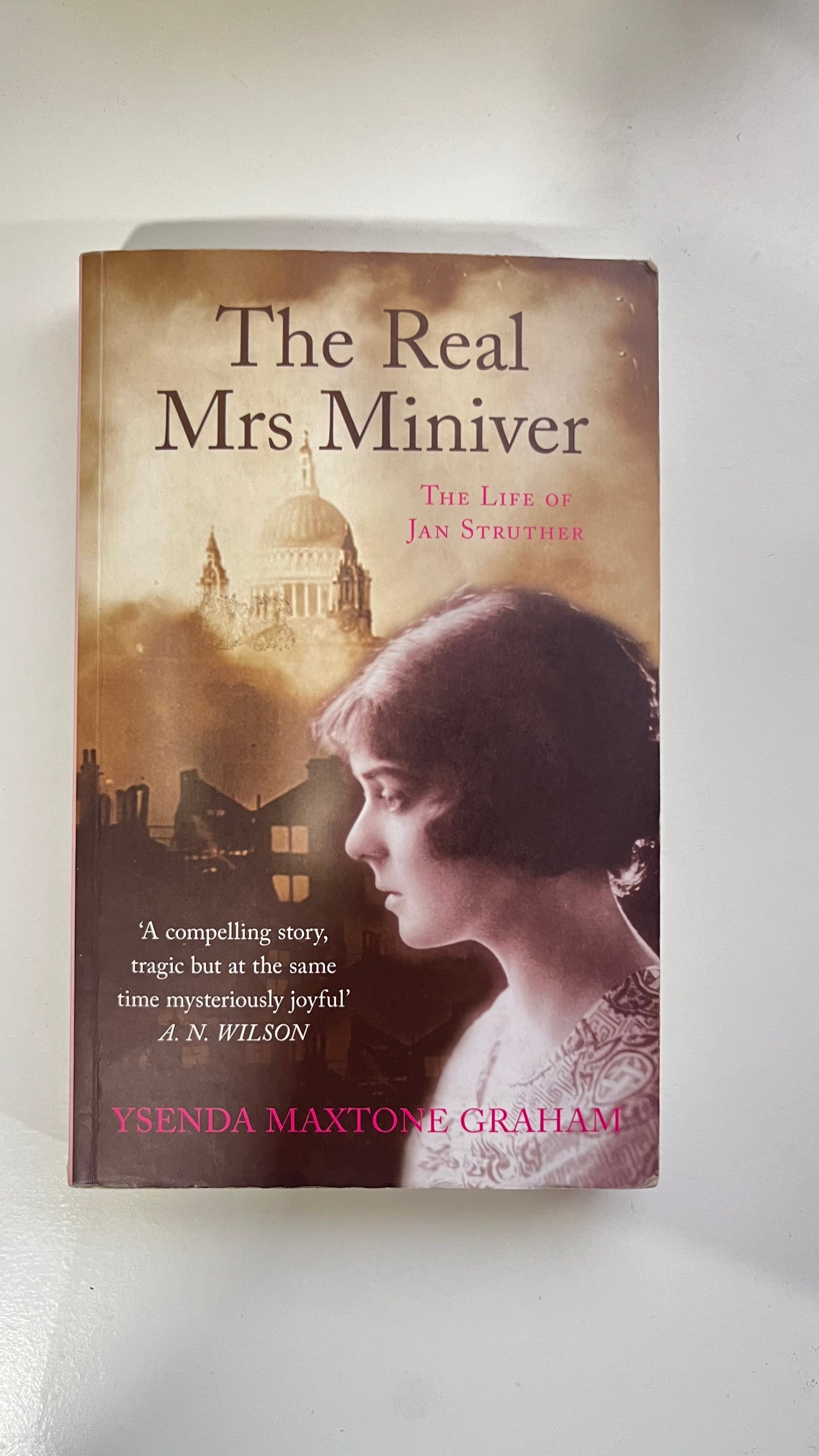 The real Mrs. miniver Ysenda Maxtone (Paperback)