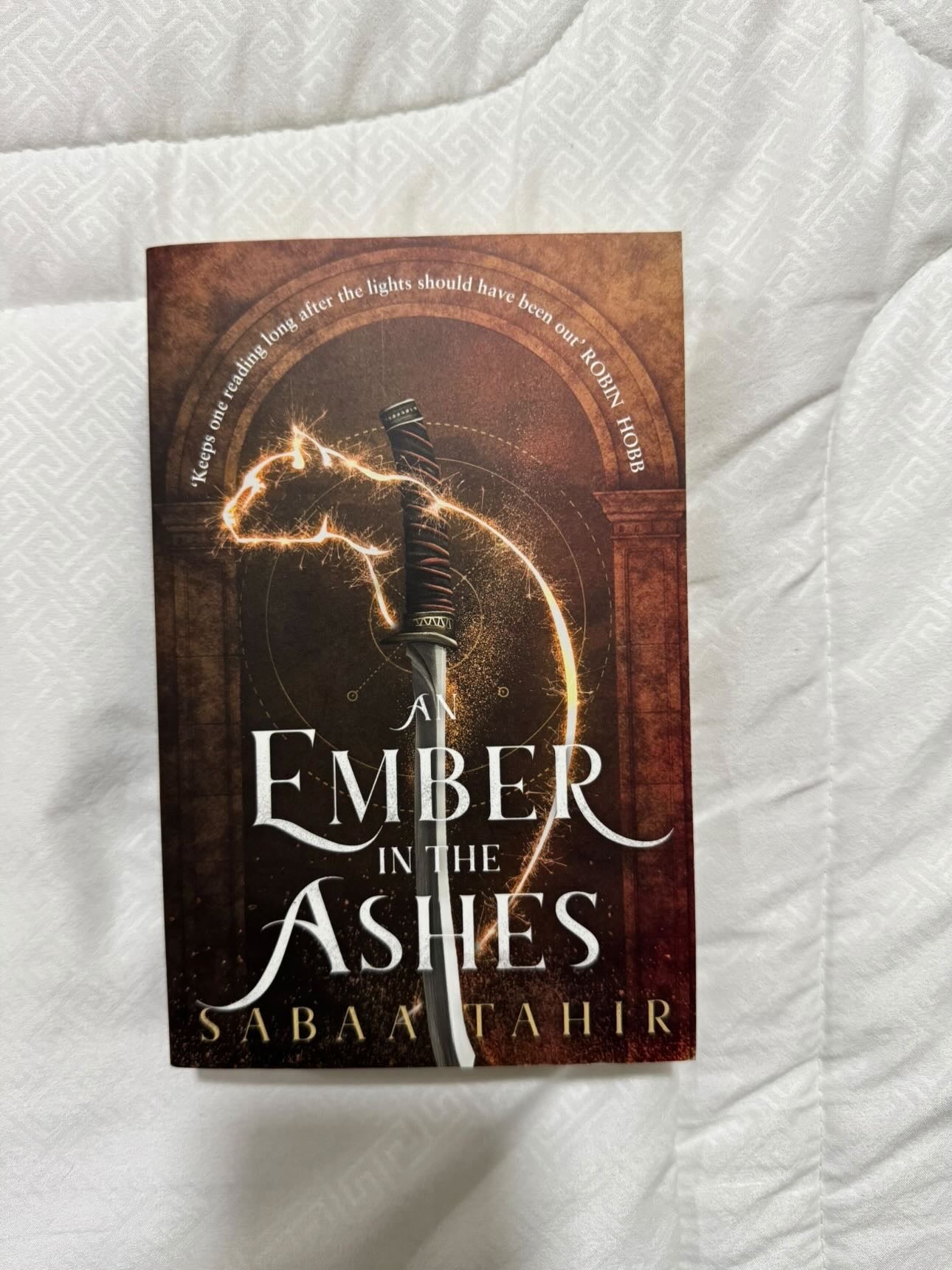 A ember in the ashes by Sabaa Tahir (Paperback)