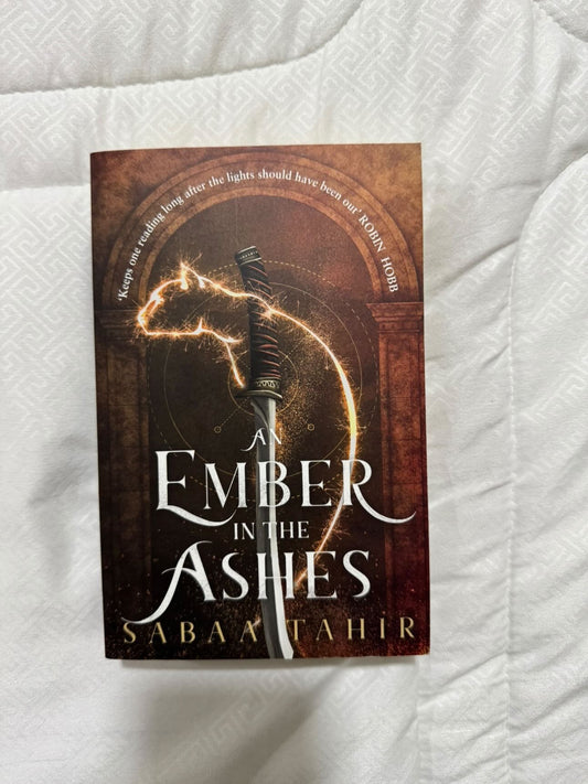 A ember in the ashes by Sabaa Tahir (Paperback)