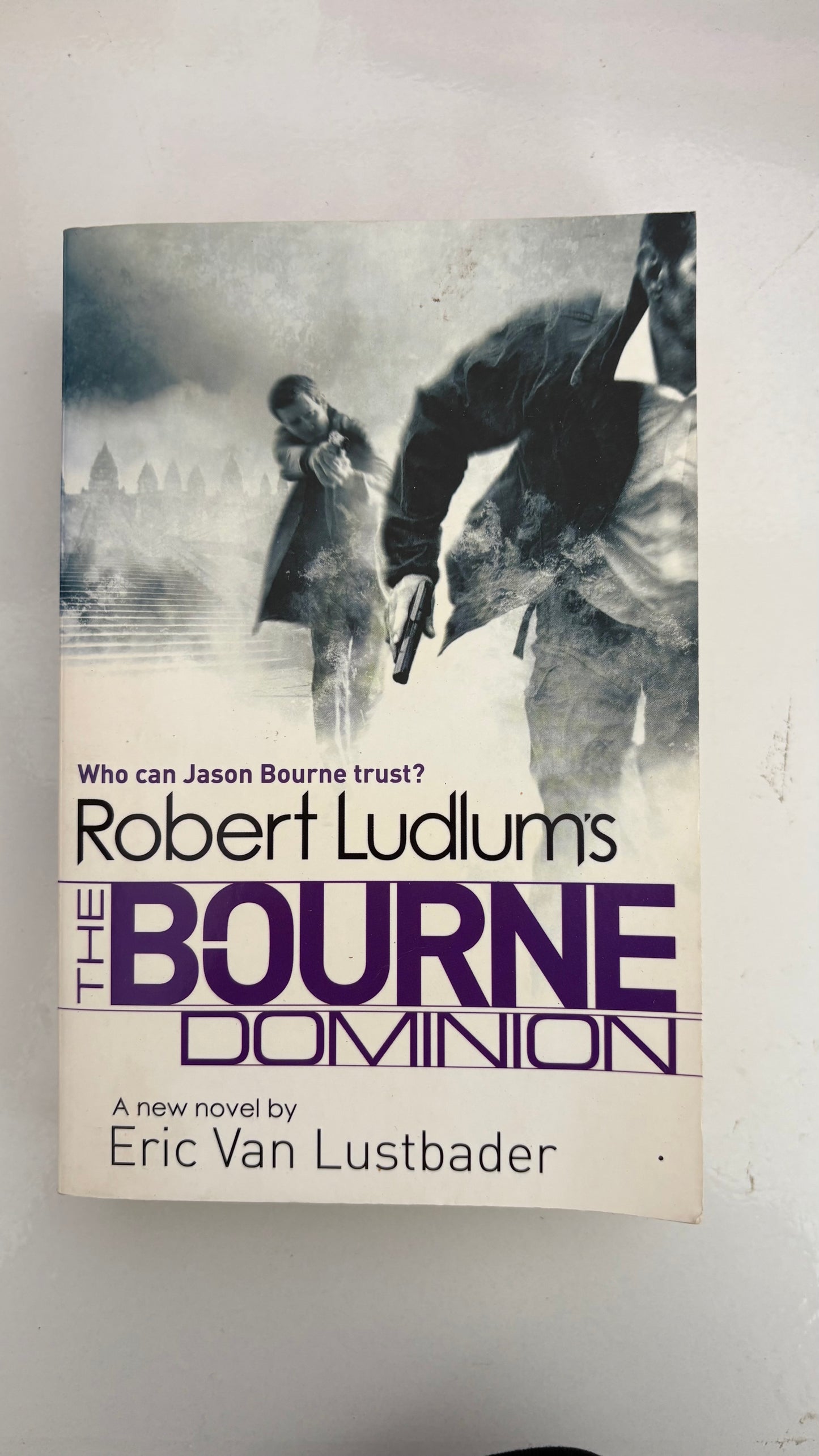 Robert ludlums: the Bourne dominion by Eric van Lustbader (paperback)
