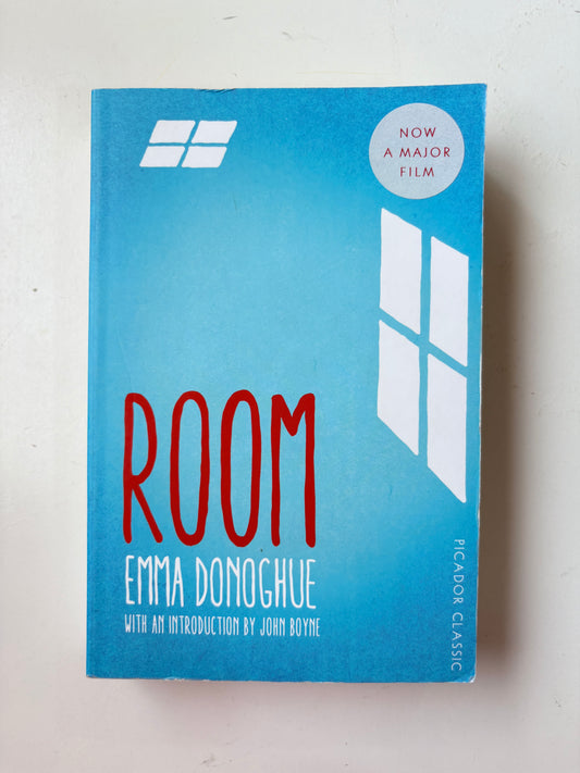 Room by Emma Donoghue (Paperback)