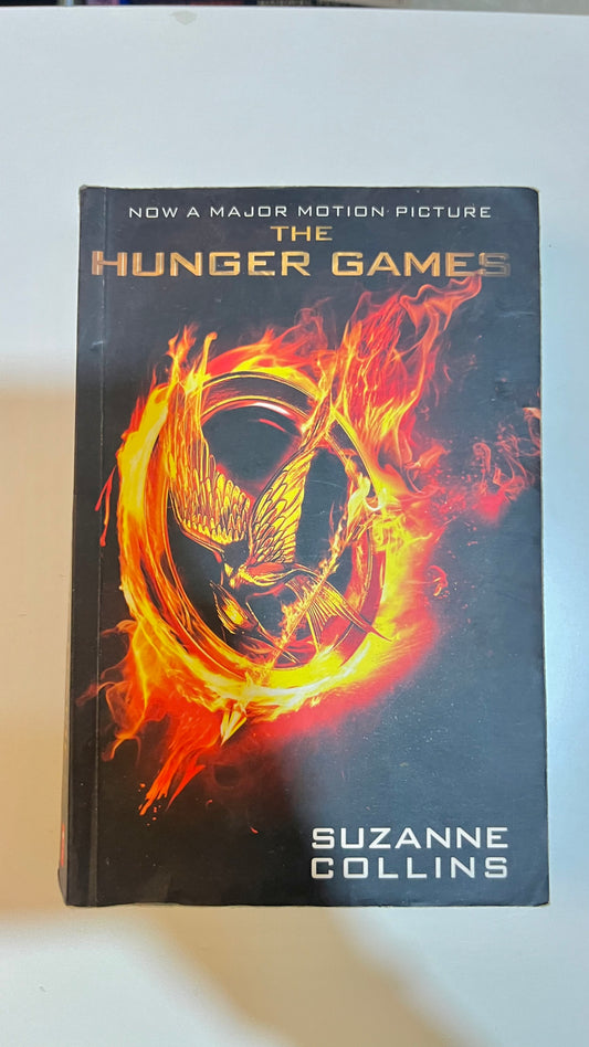 Hunger games by Suzanne Collins (Paperback)