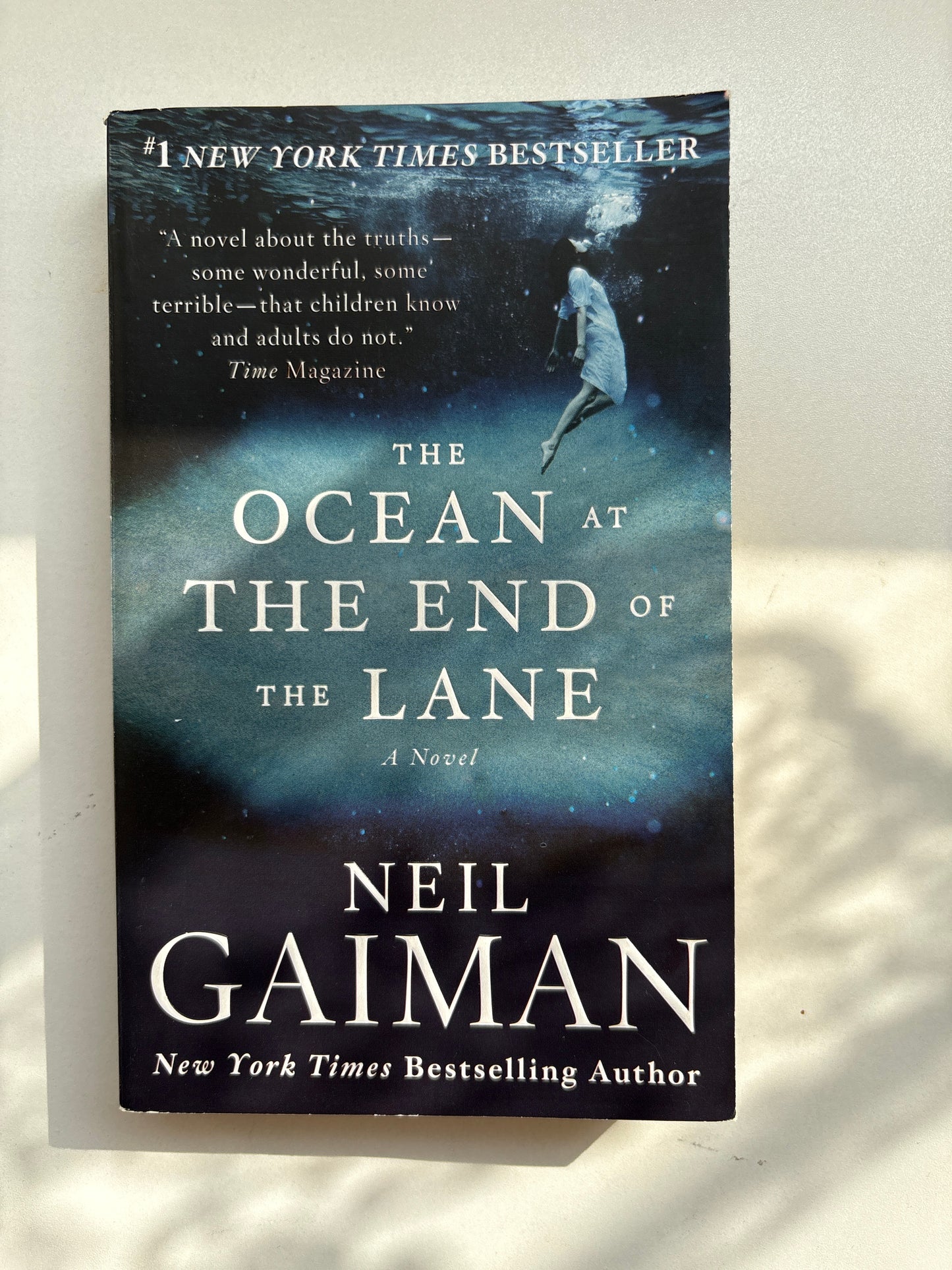 The ocean at the end of the lane by Neil Gaiman (Paperback)