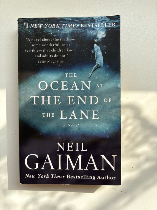 The ocean at the end of the lane by Neil Gaiman (Paperback)