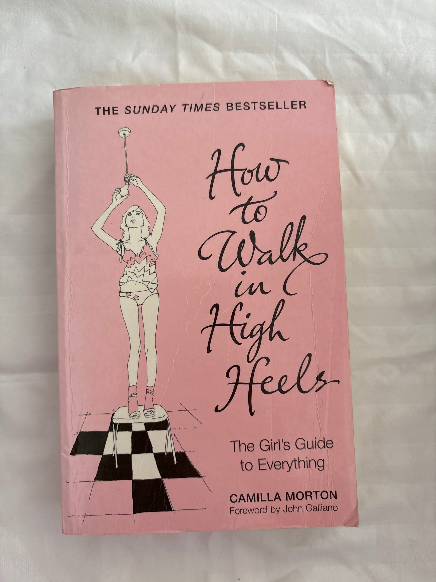 How to walk in high heels by Camilla Morton (Paperback)