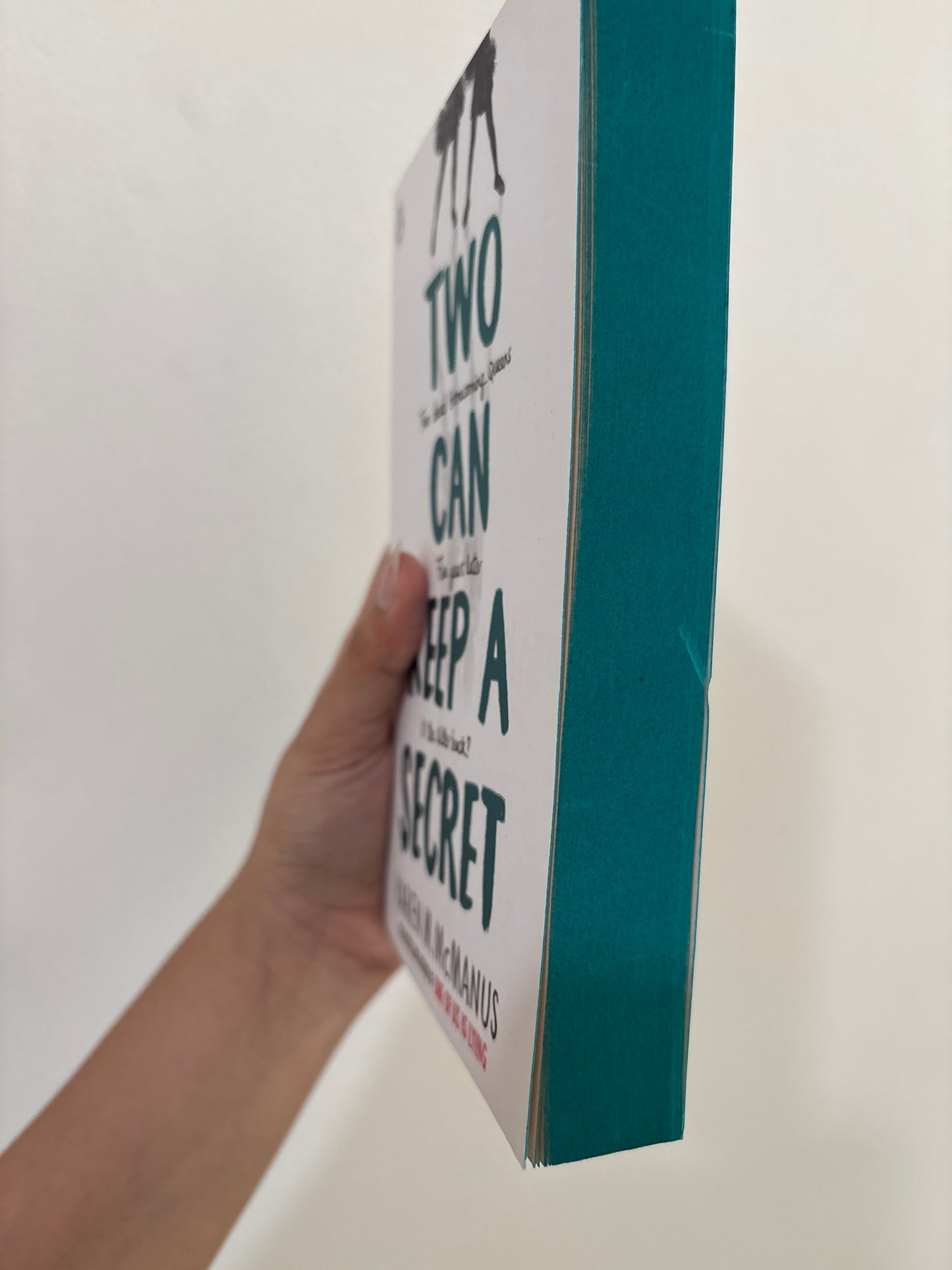Two can keep a secret  by Karen M. McManus (Paperback)