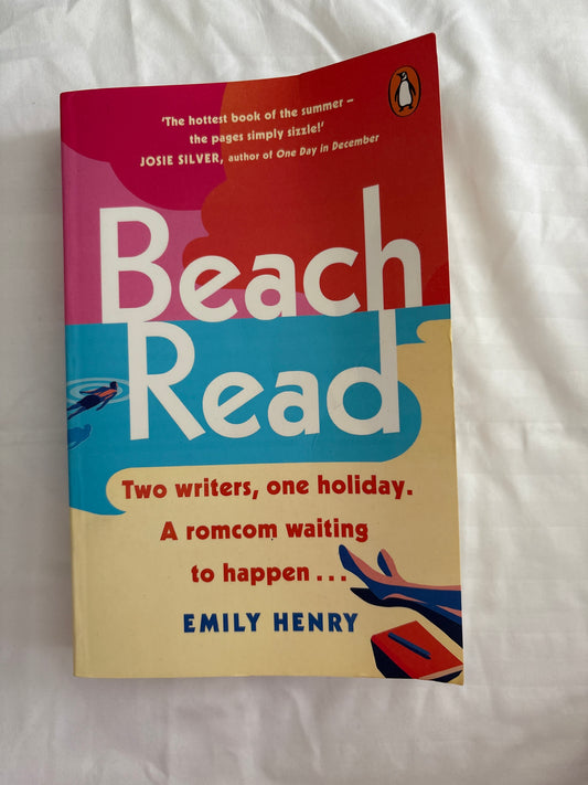 Beach read by Emily Henry (Paperback)