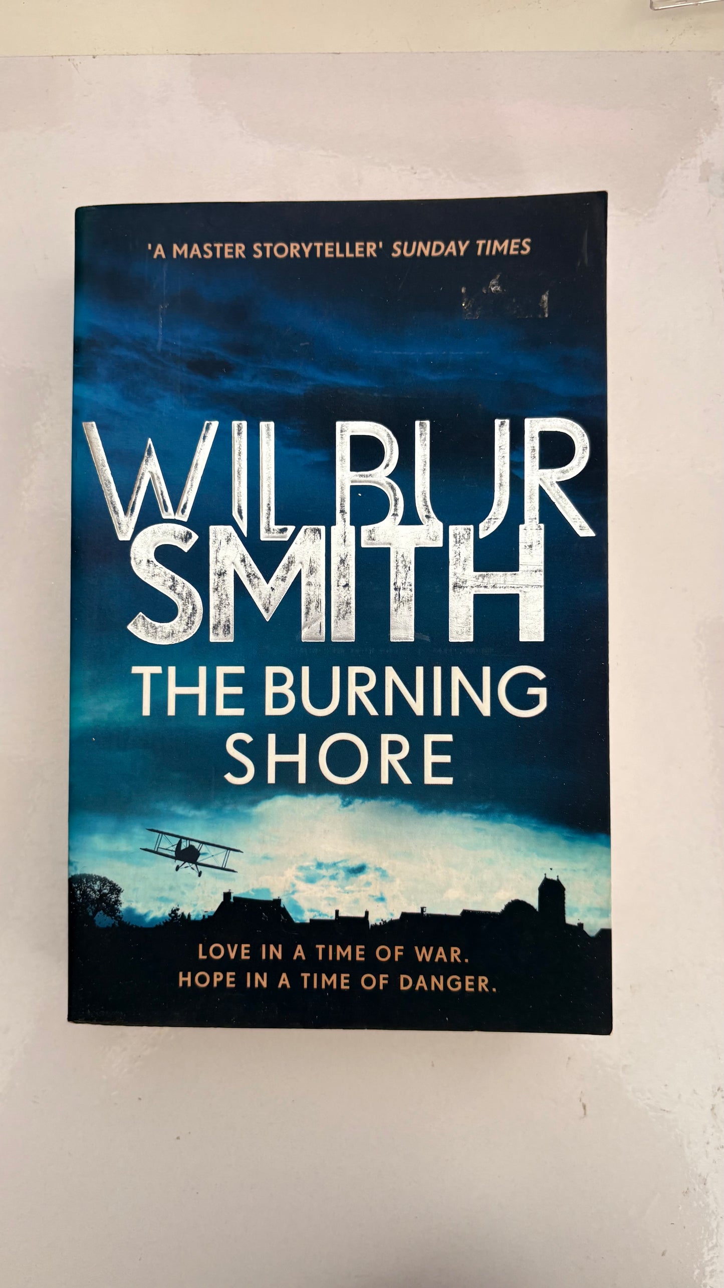 The burning shore by Wilbur Smith (Paperback)