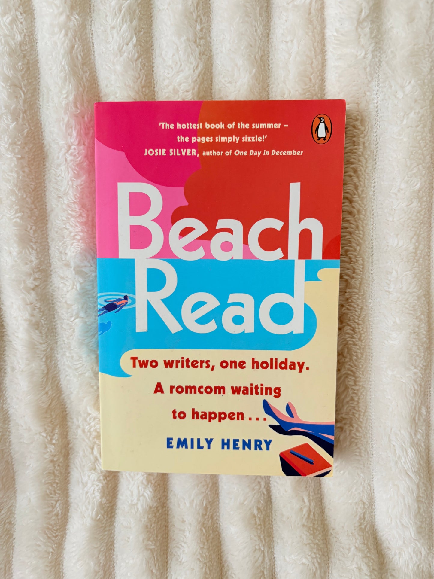 Beach read by Emily Henry (Paperback)