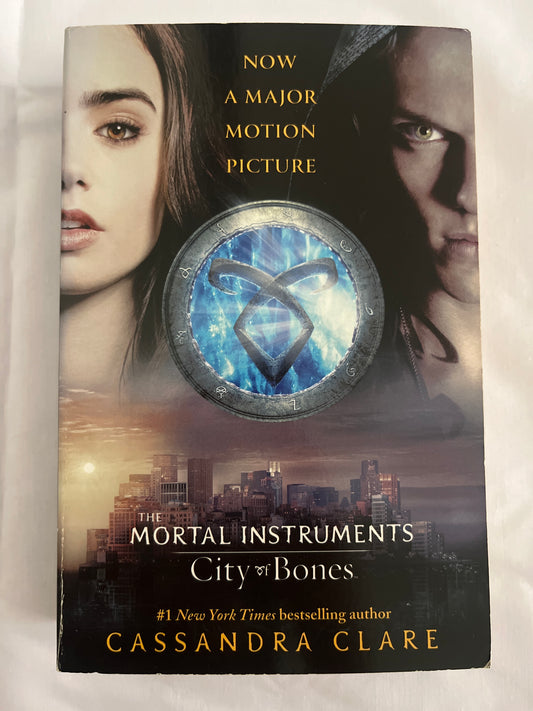 The Mortal Instruments: City of bones by Cassandra Clare (Paperback)