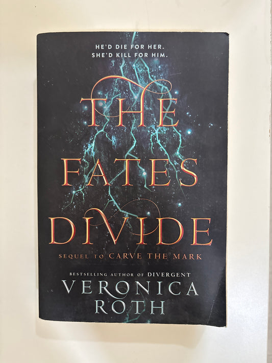 The fates divide by Veronica Roth (Paperback)