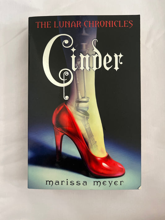 Cinder by Marissa Meyer (Paperback)