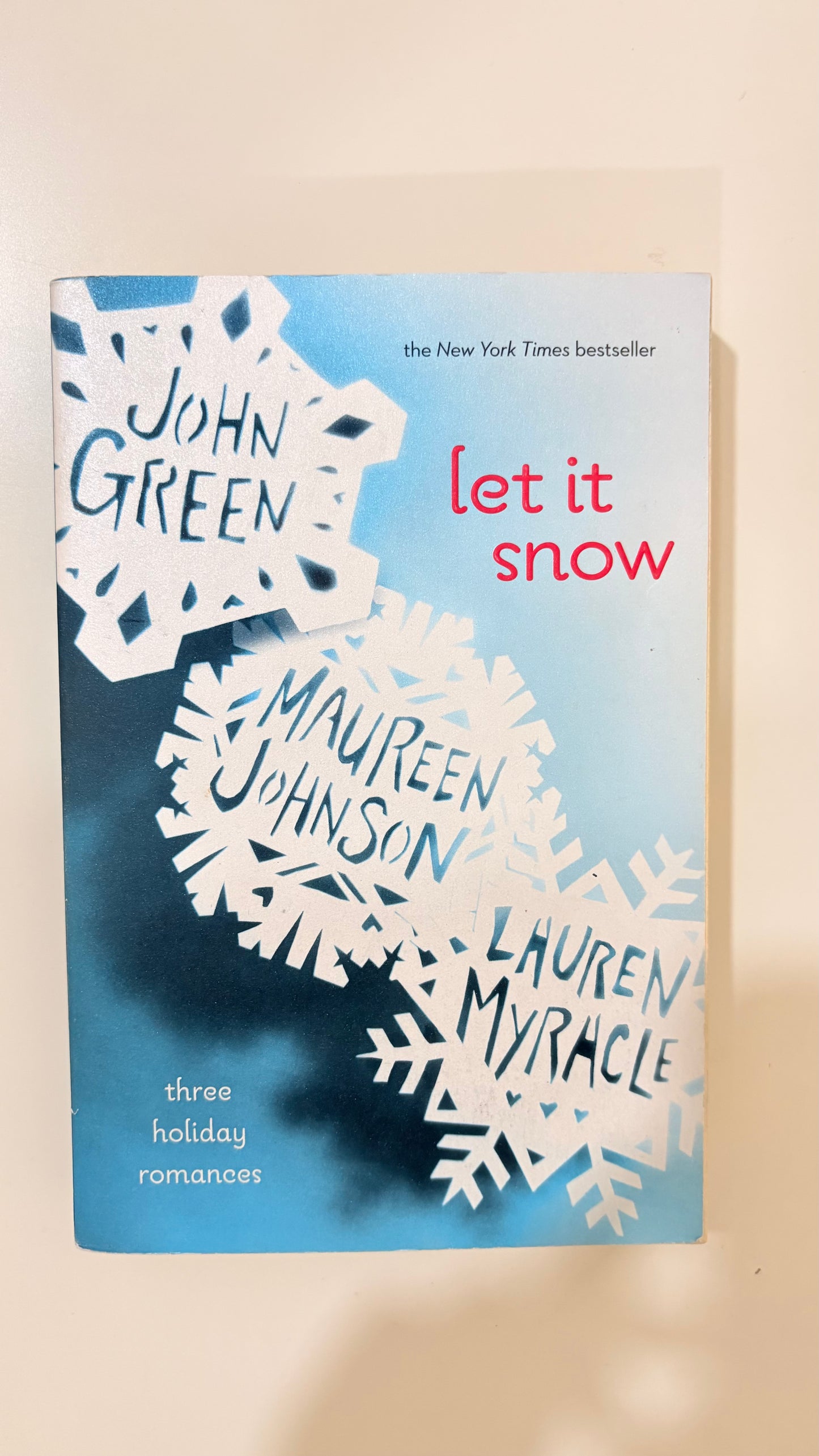 Let it snow by John Green (Paperback)