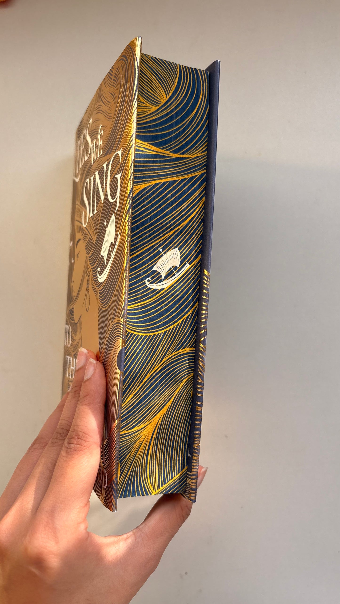 Illumicrate: Lies we sing to the sea by Sarah Underwood (Hardcover)