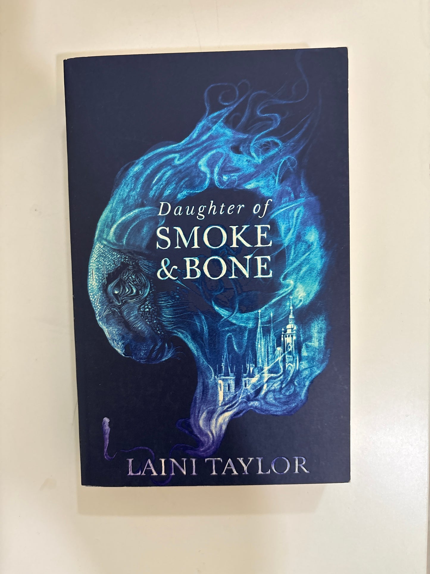 Daughter of smoke and bone by Laini Taylor (Paperback)