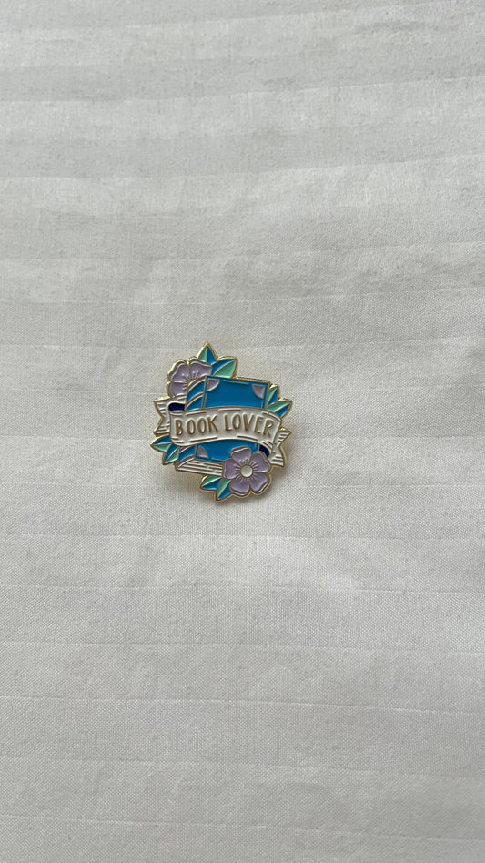 Booklover enamel pin with books and heart design

