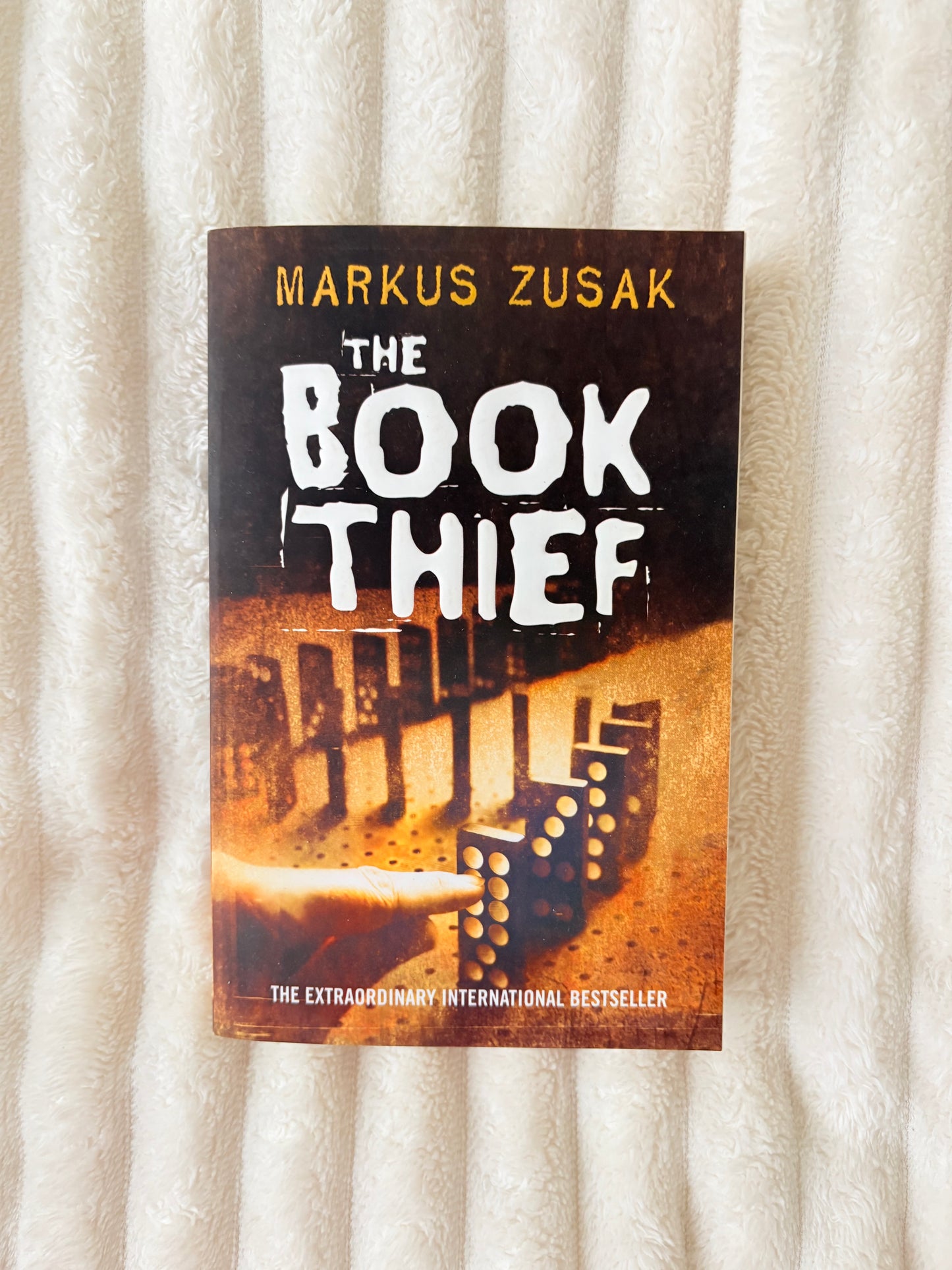 The book thief by Mark Zusak (Paperback)