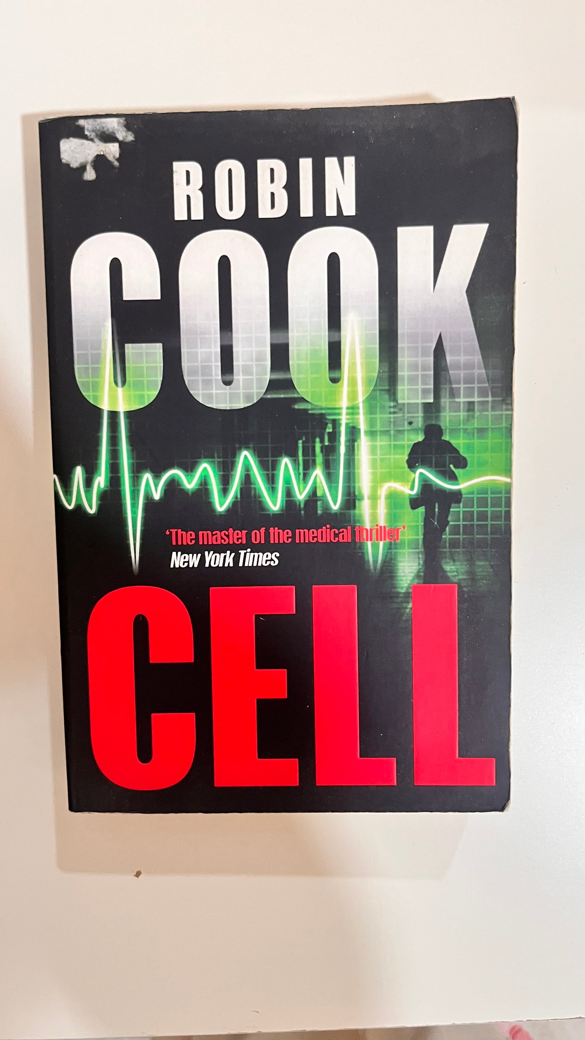 Paperback edition of Cell by Stephen King, with a tech-inspired, apocalyptic cover design.

