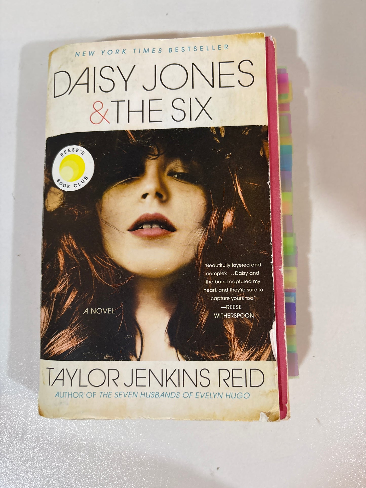 Daisy jones and the six by Taylor Jenkins Reid (Paperback)