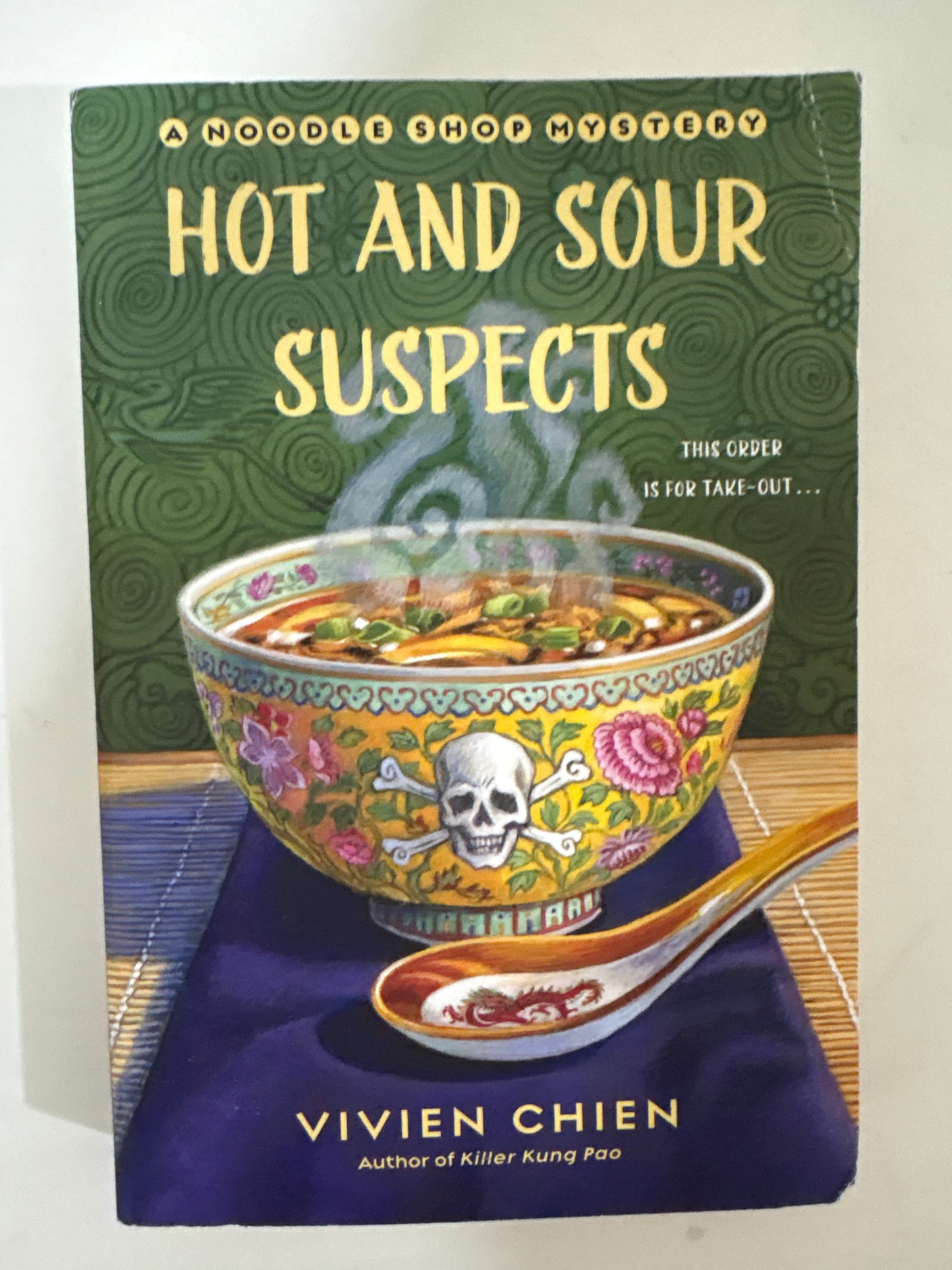 Hot and sour suspects by Vivien Chien (paperback)