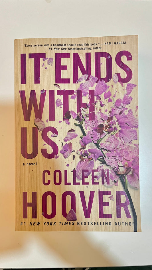 It Ends With Us by Colleen Hoover (Paperback)