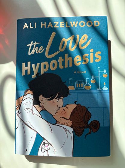 Deluxe edition: The Love Hypothesis by Ali Hazelwood (Hardcover)