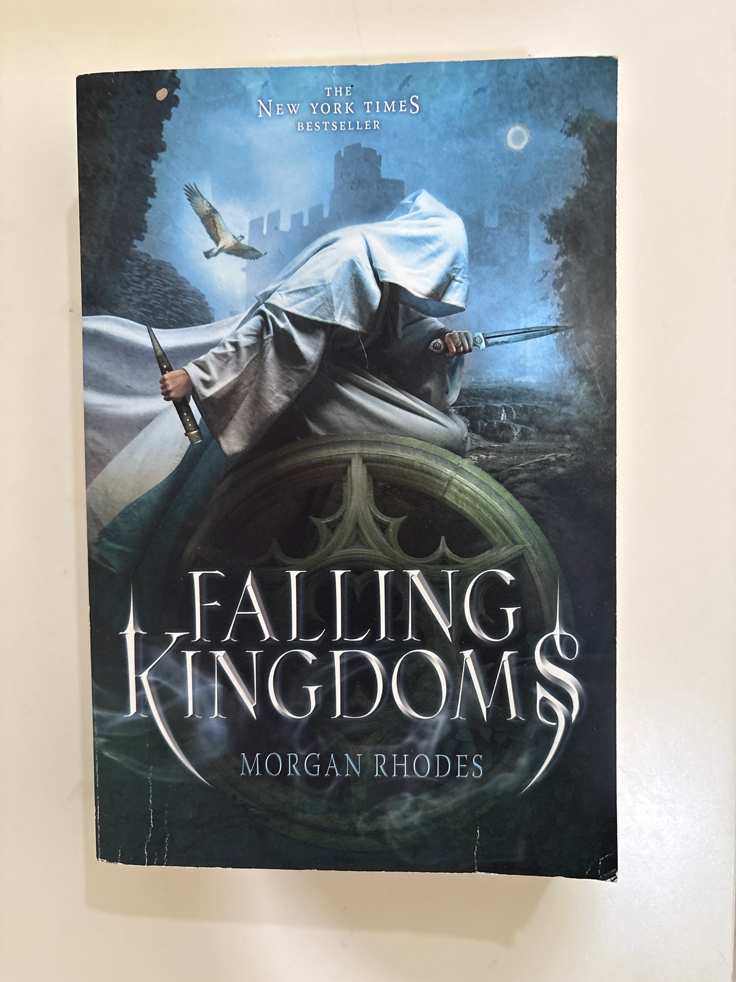Book cover of 'Falling Kingdoms' by Morgan Rhodes on a white background