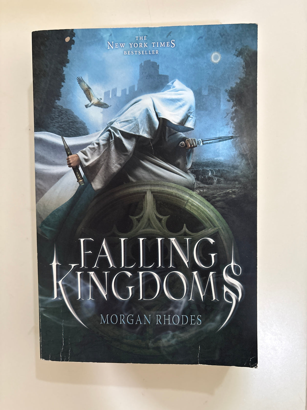 Book cover of 'Falling Kingdoms' by Morgan Rhodes on a white background