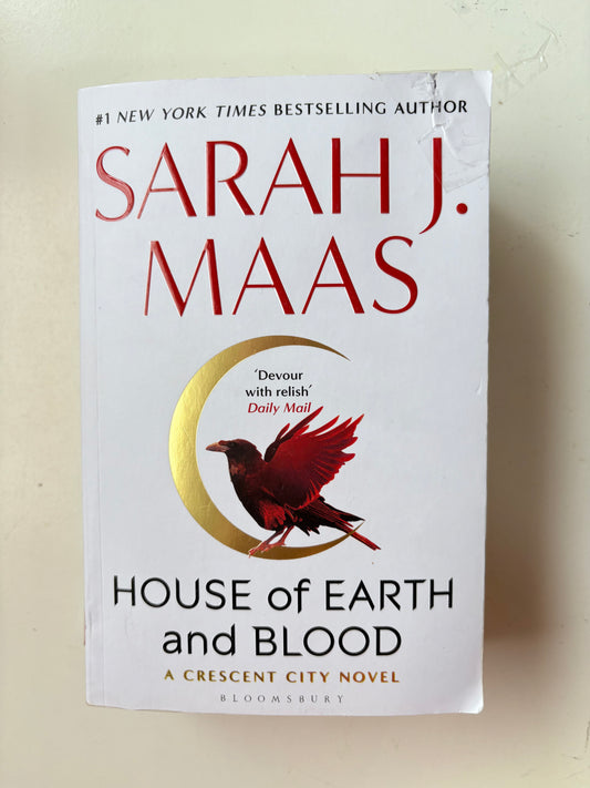 Book cover of 'House of Earth and Blood' by Sarah J. Maas on a light background