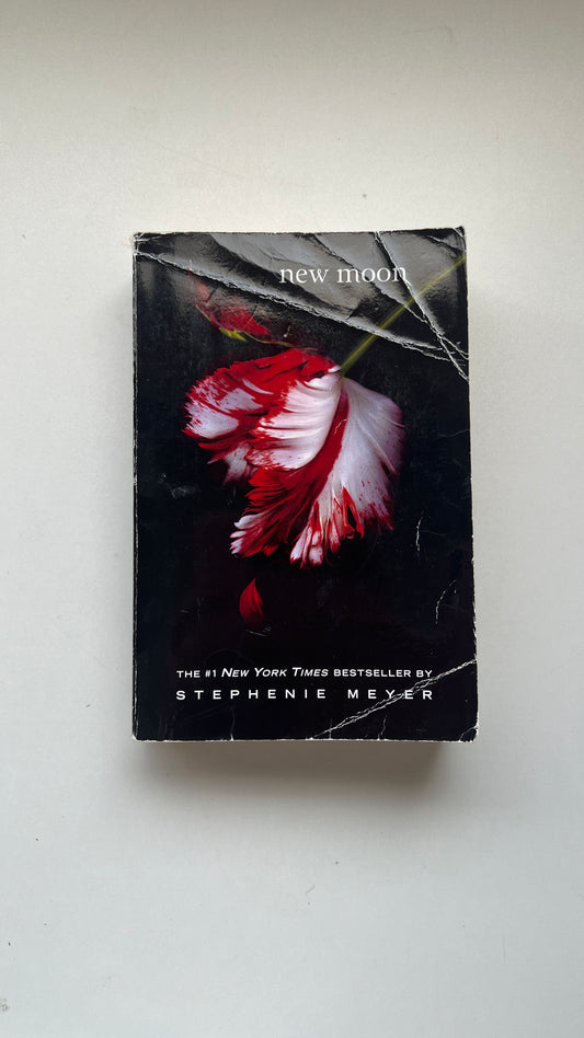 New moon by Stephenie Meyer (Paperback)