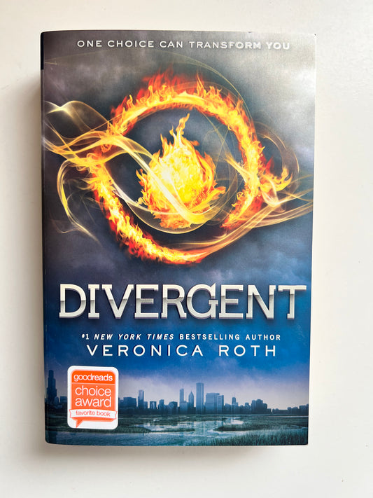 Divergent by Veronica Roth (Paperback)