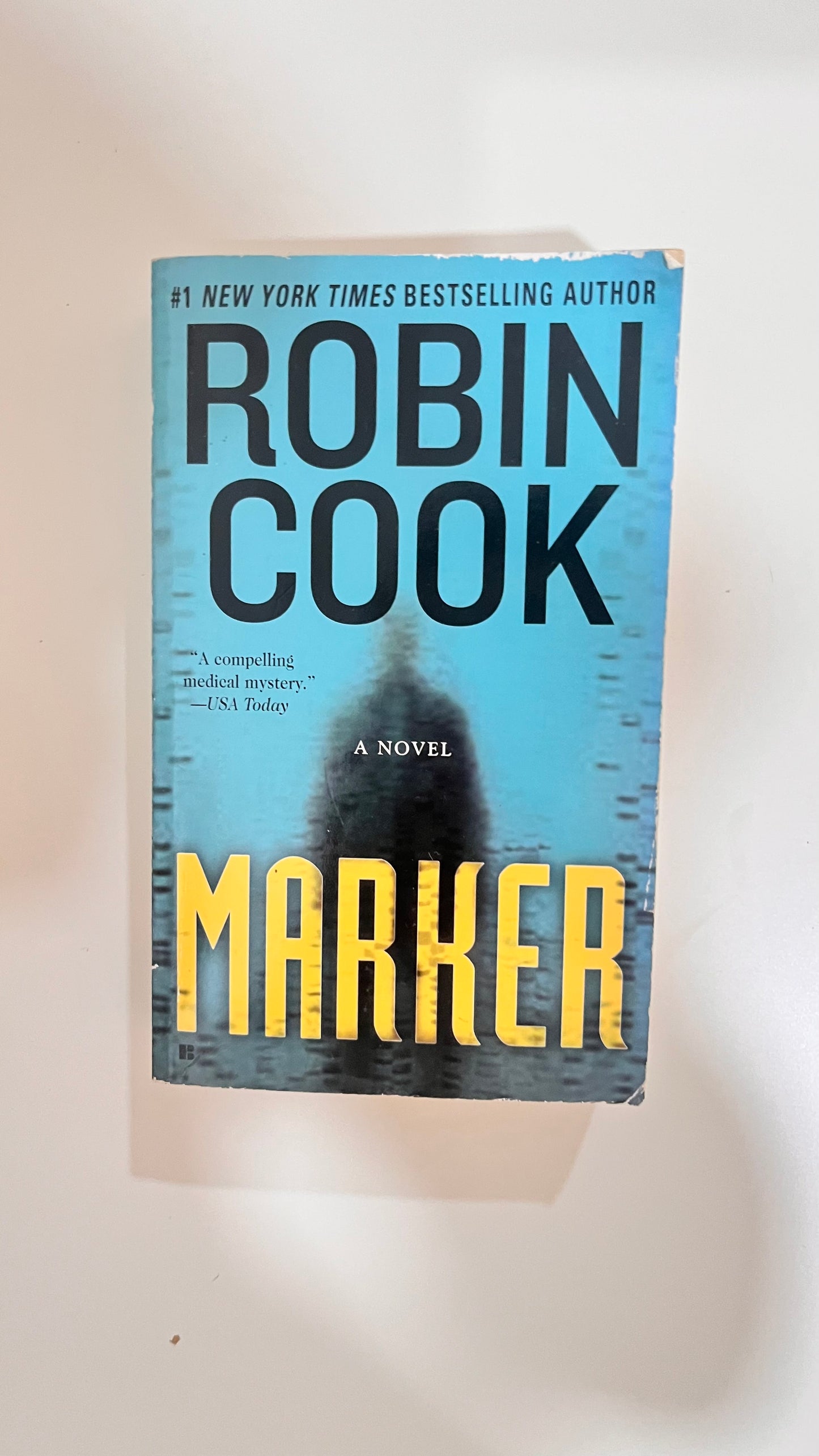 Paperback of Marker by Robin Cook, with a suspense-filled cover.

