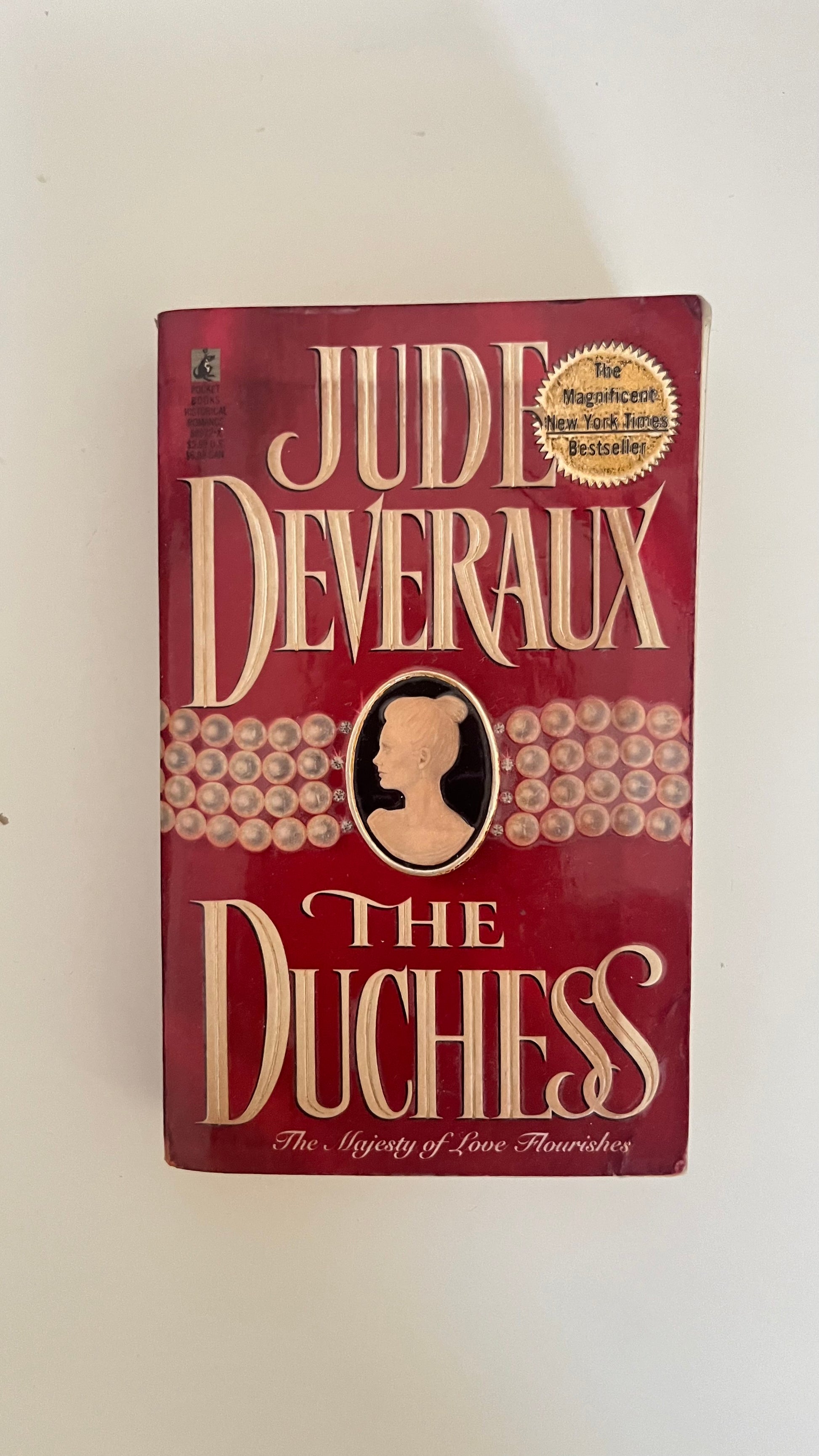 Paperback edition of The Duchess by Jude Deveraux with a regal, romantic design evoking 19th-century nobility.

