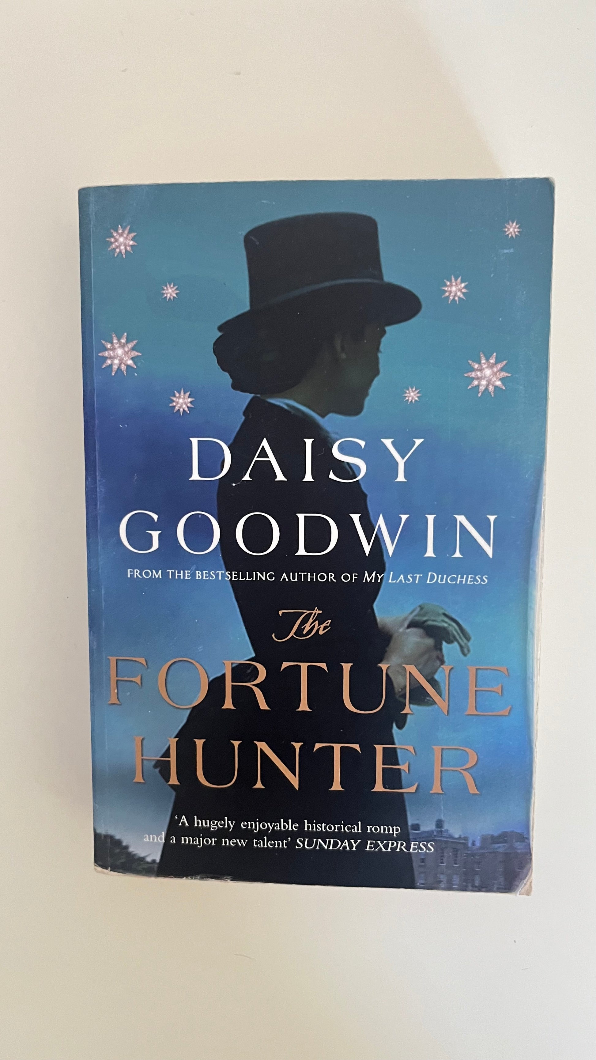Paperback of The Fortune Hunter by Daisy Goodwin with a regal and elegant cover design.

